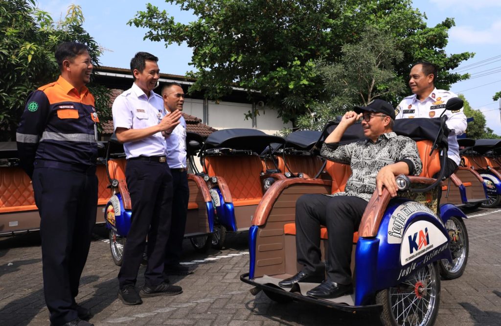 KAI Daop 6 Yogyakarta Bantu 50 Becak Listrik ke Paguyuban Pengayuh Becak Kota Yogyakarta