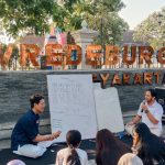 Sinergi Keraton, Dinas Kebudayaan, dan Karang Taruna, Gelar Sinau Aksara Jawa di Depan Benteng Vredenburg Yogyakarta